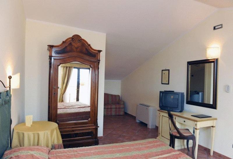 Hotel Urbano V Montefiascone Room photo